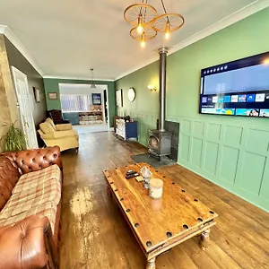 5 Bedroom House - Large Garden With Hot Tub - Sleeps 11 - Close To - Free Parking Bournemouth